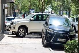 پلیس راهور گیلان با پارک خودروها در پیاده‌روها برخورد می کند