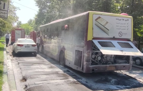 اتوبوس شرکت واحد رشت دچار آتش سوزی شد