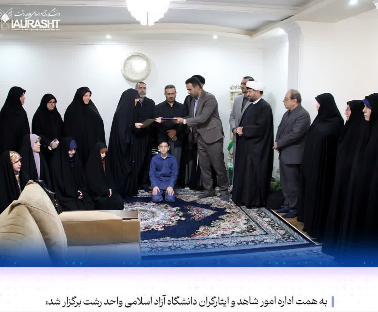 رئیس و مدیران دانشگاه آزاد با خانواده شهید مومنی دیدار کردند